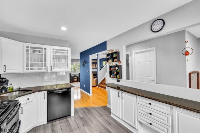 15 Spruce Ter, Mount Arlington Boro, NJ 07856