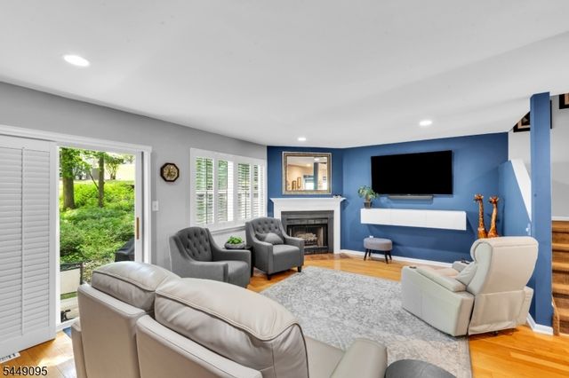 15 Spruce Ter, Mount Arlington Boro, NJ 07856