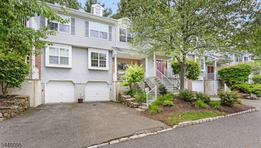 15 Spruce Ter, Mount Arlington Boro, NJ 07856
