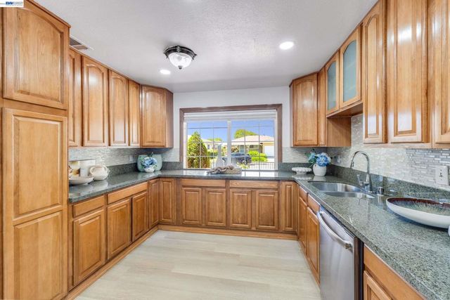 36122 Magellan Dr, Fremont, CA 94536