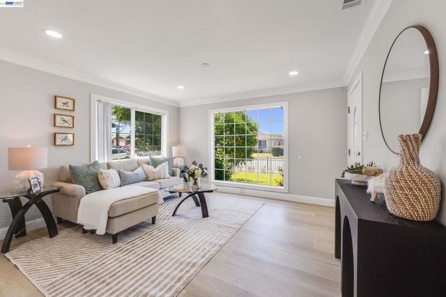 36122 Magellan Dr, Fremont, CA 94536