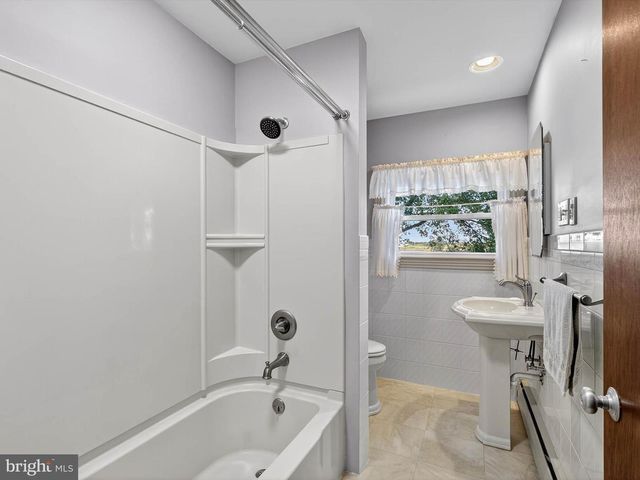 579 W BROAD ST, New Holland, PA 17557