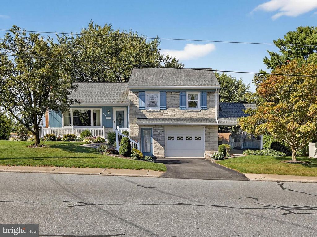 579 W BROAD ST, New Holland, PA 17557