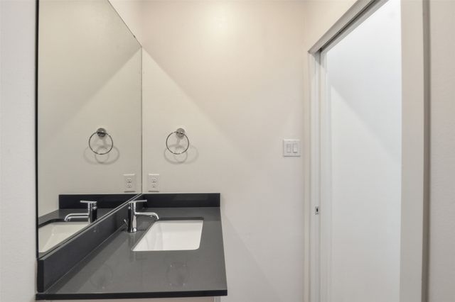 427 W 10th Street 101, Dallas, TX 75208