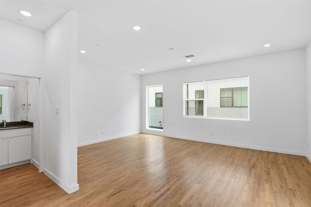 427 W 10th Street 101, Dallas, TX 75208