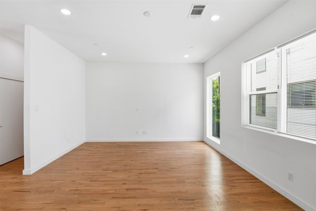 427 W 10th Street 101, Dallas, TX 75208
