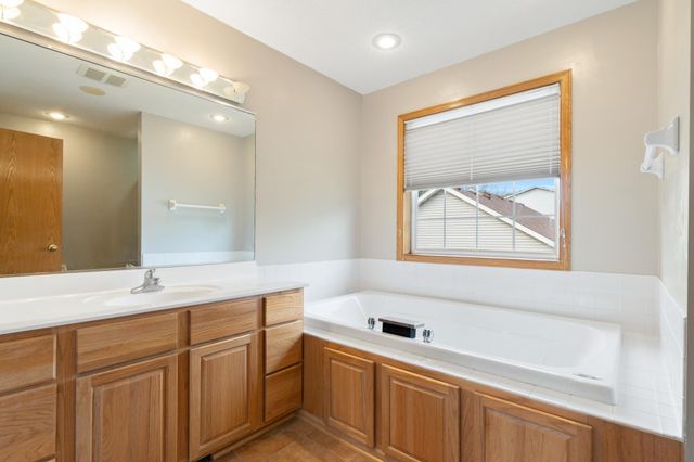 1255 Cuylle Bay, Faribault, MN 55021