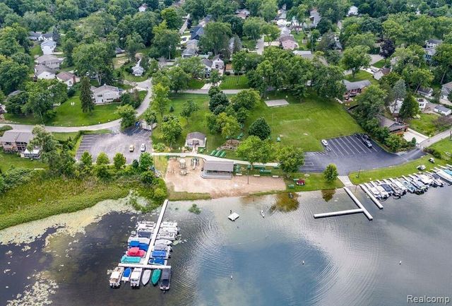 3575 Knollview Avenue, West Bloomfield, MI 48324