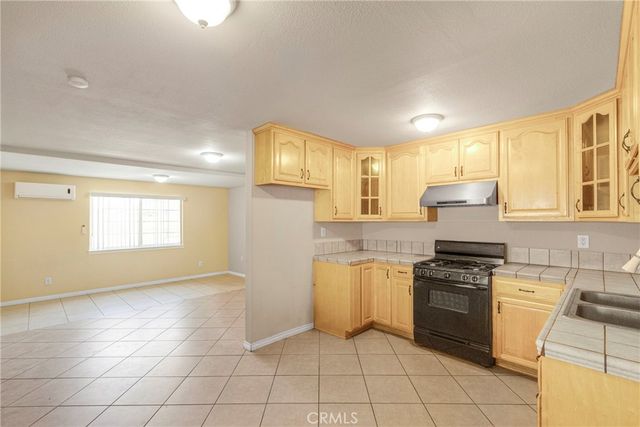 8012 Hesperia, Reseda, CA 91335