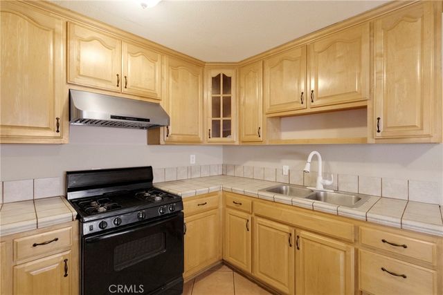 8012 Hesperia, Reseda, CA 91335