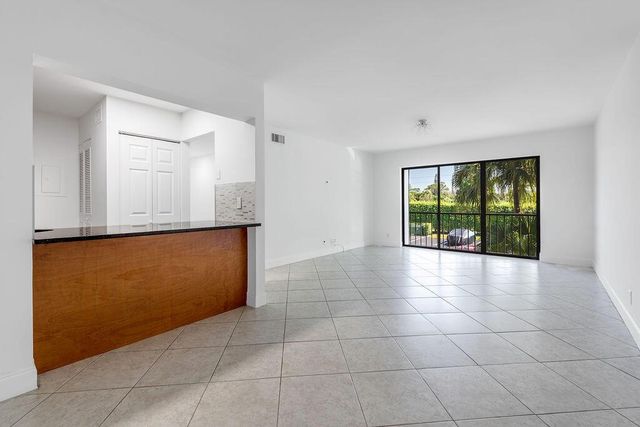 617 Sea Pine Way D2, Greenacres, FL 33415