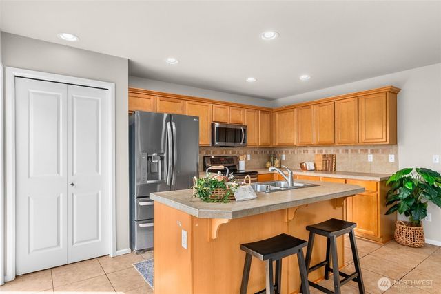 6864 Fresco Drive SE, Lacey, WA 98513