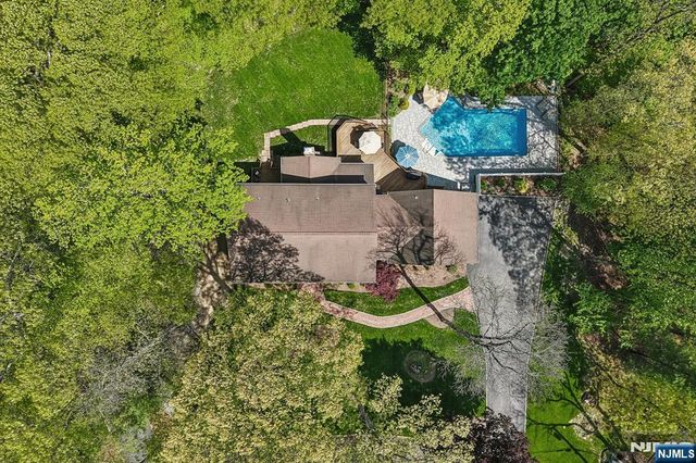 716 Windswept Lane, Franklin Lakes, NJ 07417