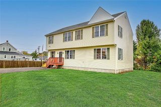 29 Lake Avenue, Barrington, RI 02806
