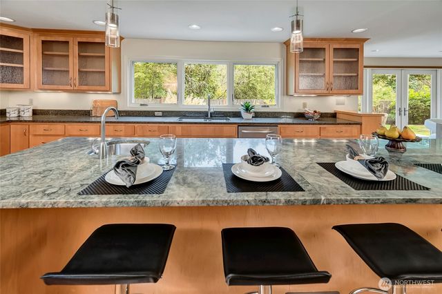 910 6th Place S, Kirkland, WA 98033