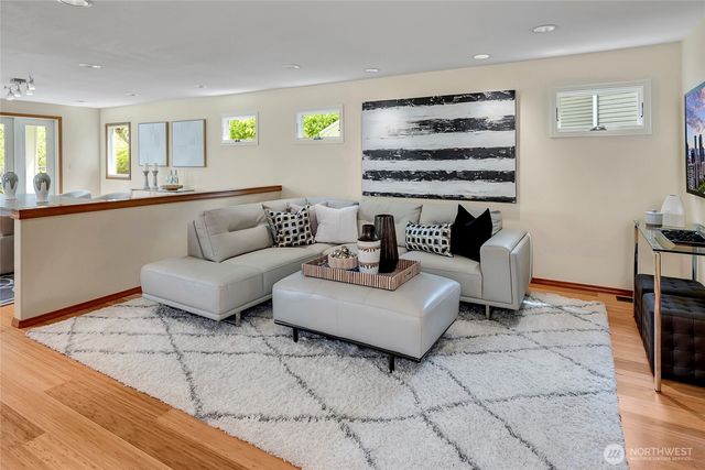 910 6th Place S, Kirkland, WA 98033