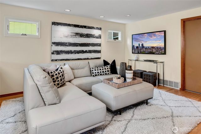 910 6th Place S, Kirkland, WA 98033