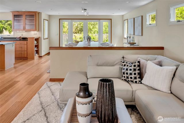 910 6th Place S, Kirkland, WA 98033