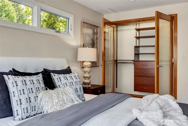 910 6th Place S, Kirkland, WA 98033