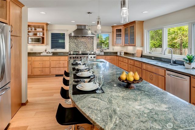 910 6th Place S, Kirkland, WA 98033