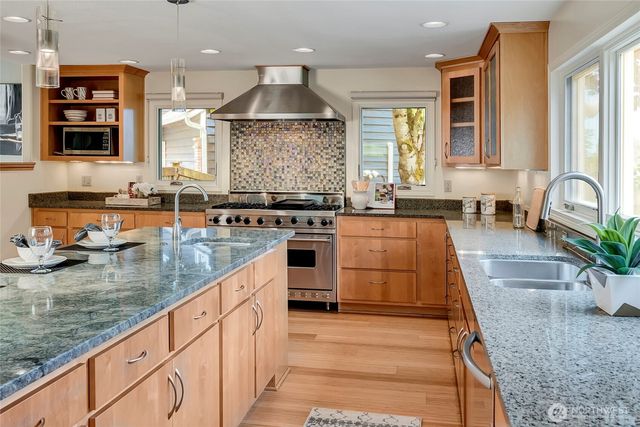 910 6th Place S, Kirkland, WA 98033