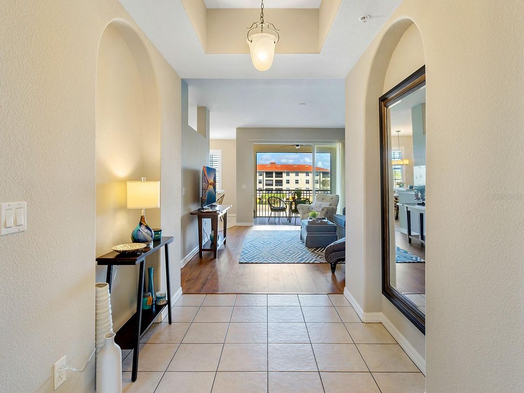 Image 2 of property listing at 980 COOPER STREET 302, Venice, FL 34285