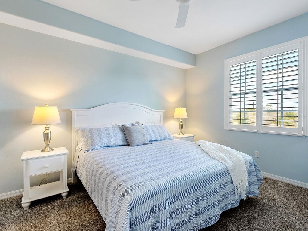 Image 12 of property listing at 980 COOPER STREET 302, Venice, FL 34285