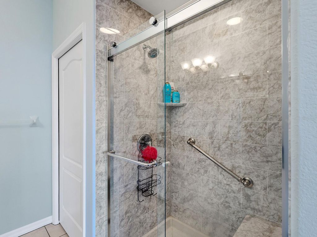 Image 13 of property listing at 980 COOPER STREET 302, Venice, FL 34285