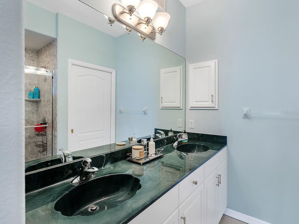 Image 14 of property listing at 980 COOPER STREET 302, Venice, FL 34285