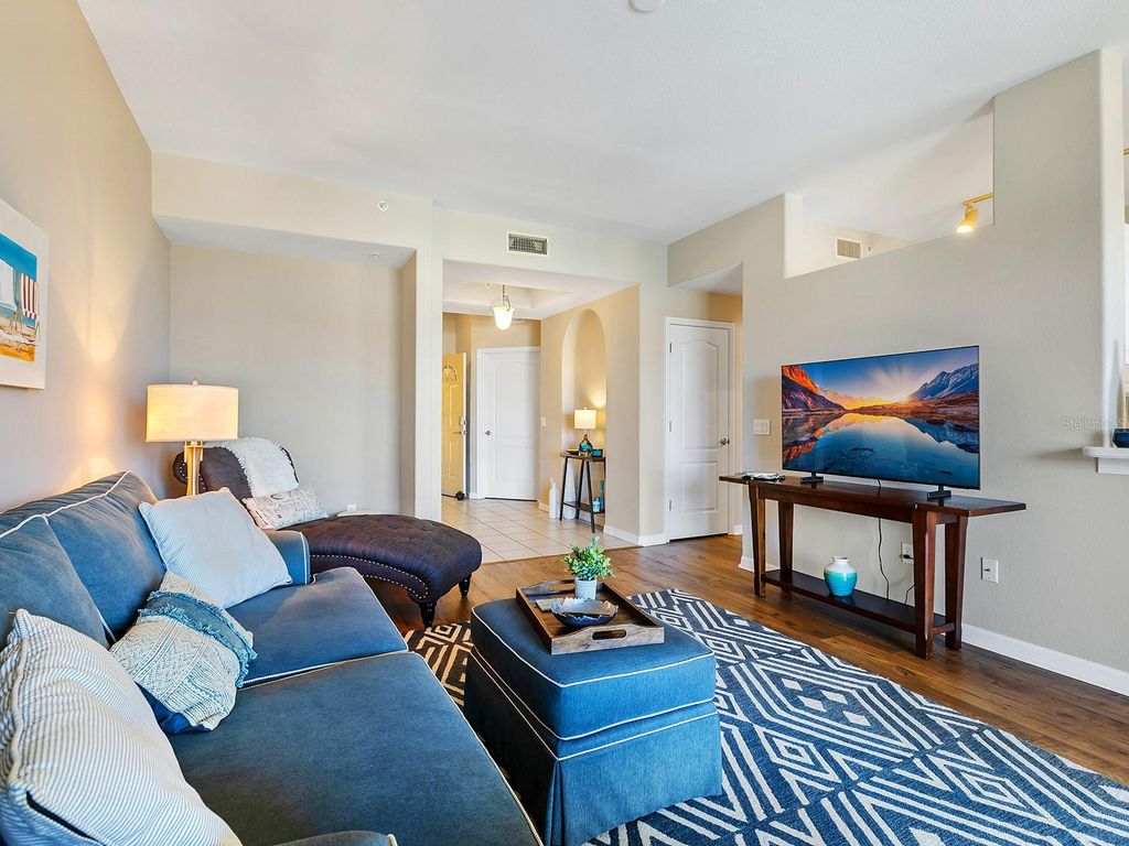 Image 5 of property listing at 980 COOPER STREET 302, Venice, FL 34285