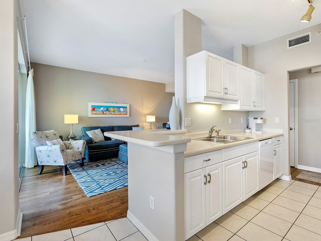 Image 7 of property listing at 980 COOPER STREET 302, Venice, FL 34285