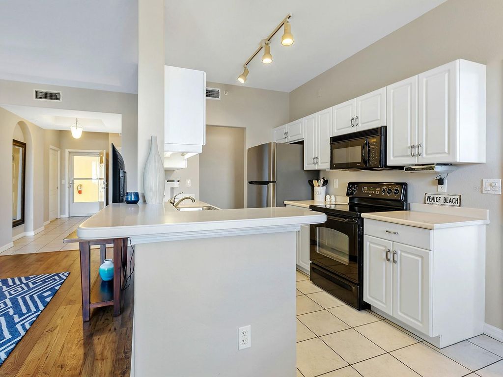 Image 8 of property listing at 980 COOPER STREET 302, Venice, FL 34285