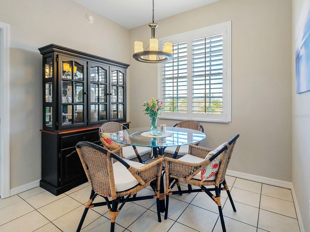 Image 10 of property listing at 980 COOPER STREET 302, Venice, FL 34285