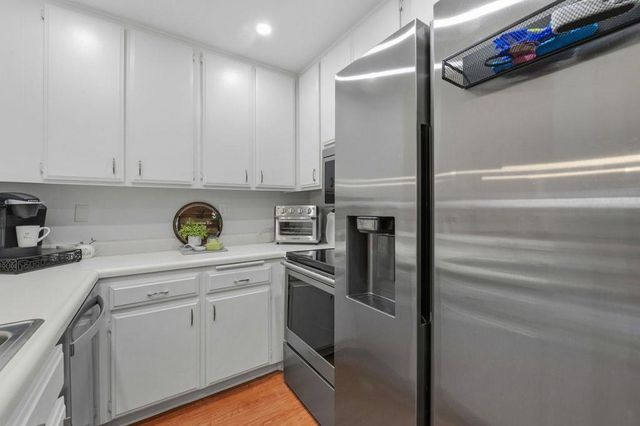 2140 Santa Cruz Avenue D105, Menlo Park, CA 94025