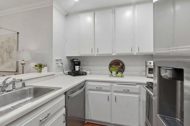 2140 Santa Cruz Avenue D105, Menlo Park, CA 94025