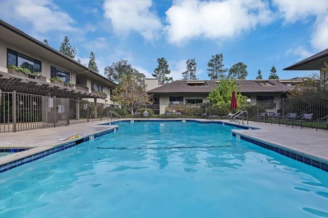 2140 Santa Cruz Avenue D105, Menlo Park, CA 94025