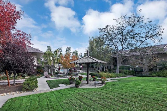 2140 Santa Cruz Avenue D105, Menlo Park, CA 94025