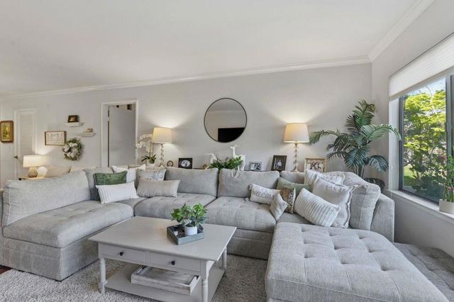 2140 Santa Cruz Avenue D105, Menlo Park, CA 94025