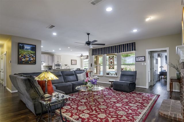 2802 Park Run Drive, Arlington, TX 76016