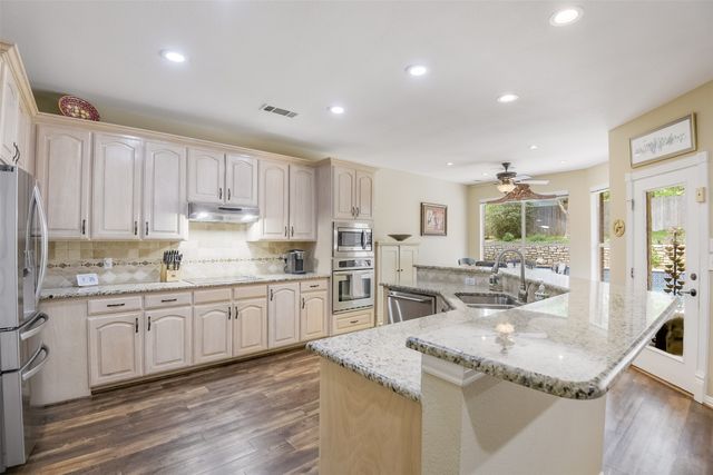 2802 Park Run Drive, Arlington, TX 76016