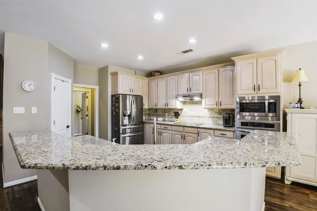 2802 Park Run Drive, Arlington, TX 76016