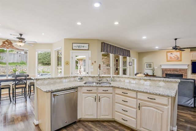 2802 Park Run Drive, Arlington, TX 76016