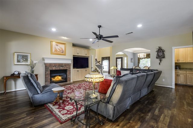 2802 Park Run Drive, Arlington, TX 76016