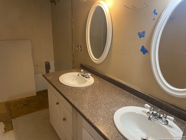 216 County Road 429, Stockdale, TX 78160