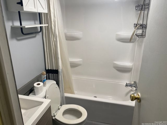 216 County Road 429, Stockdale, TX 78160