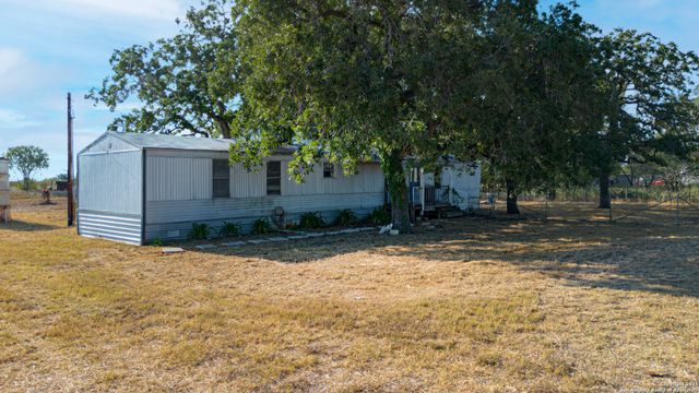 216 County Road 429, Stockdale, TX 78160