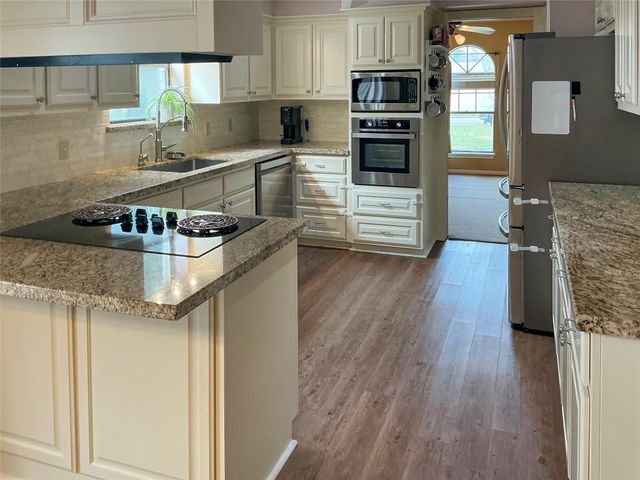 113 Flag Drive E, Lake Jackson, TX 77566