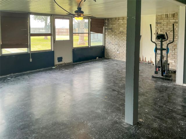 113 Flag Drive E, Lake Jackson, TX 77566