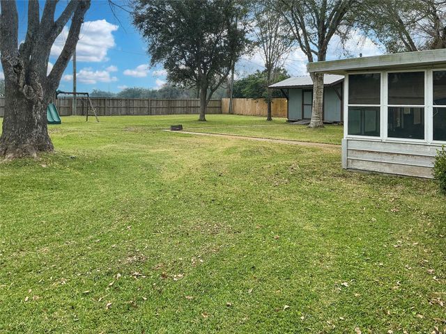 113 Flag Drive E, Lake Jackson, TX 77566