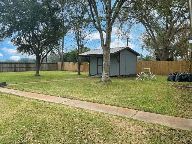 113 Flag Drive E, Lake Jackson, TX 77566